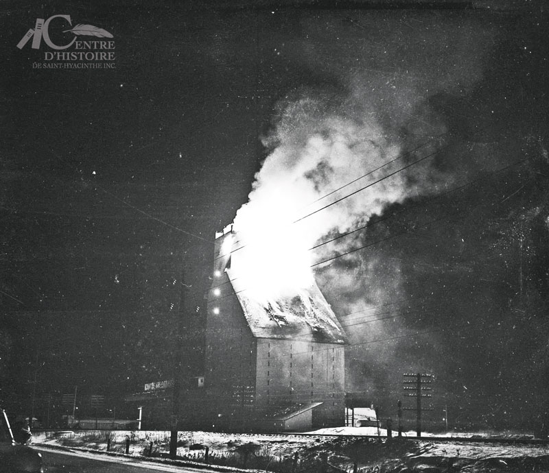 Feu Meunerie Guertin, Sainte-Madeleine, 1957. Photo Fonds CH116 Studio Lumière, AP-0536