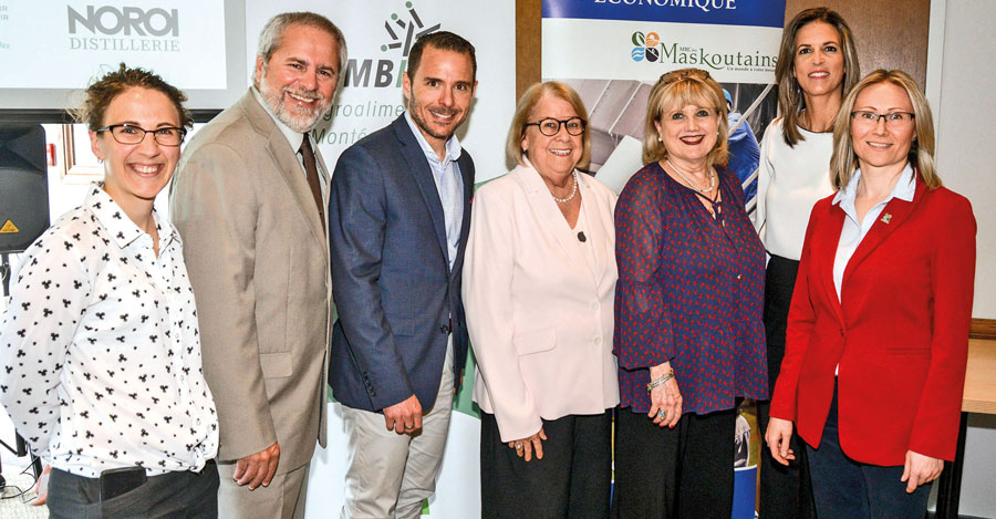 Sur la photo, dans l’ordre habituel, Andréanne Paris, directrice générale du CRE Montérégie; Richard Marois, président du CRE Montérégie; Jonathan Robin, président de Station Agro-Biotech; Francine Morin, préfet de la MRC des Maskoutains; Jocelyne G. Deswarte, administratrice de CRE Montérégie et mairesse de Saint-Mathias-sur-Richelieu; Julie Ethier, directrice générale de Développement économique de l’agglomération de Longueuil; et Anna Potapova, commissaire au développement agricole et agroalimentaire de la MRC des Maskoutains. Photo François Larivière | Le Courrier ©