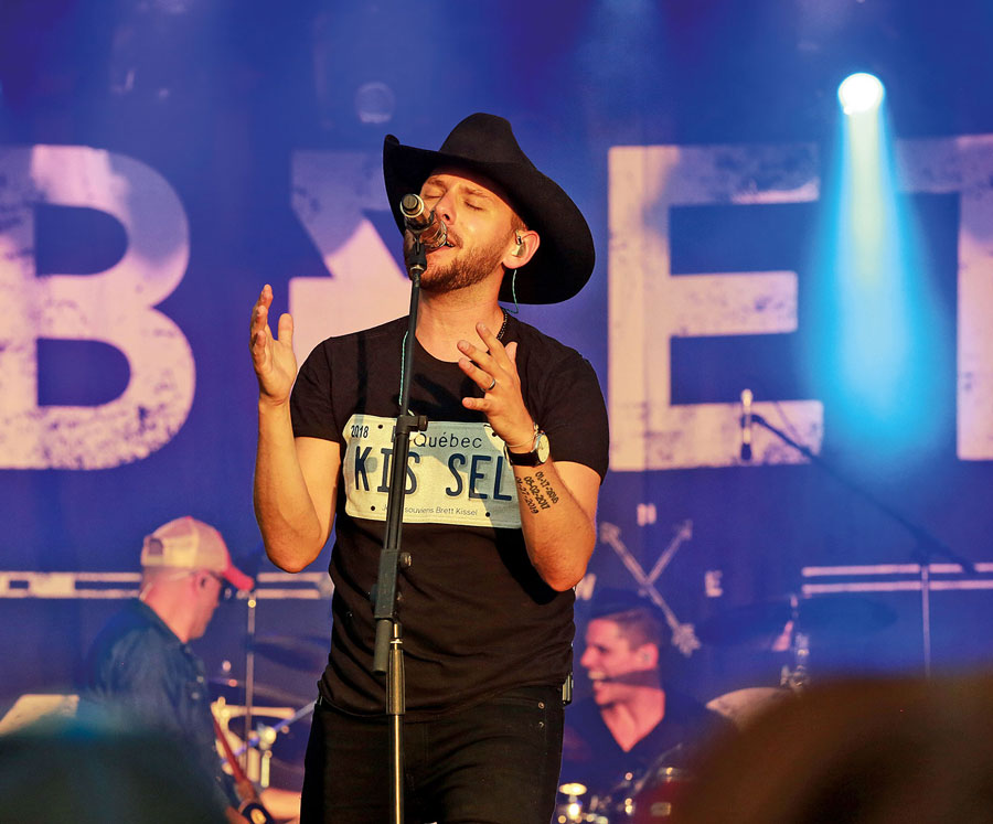 Brett Kissel, avec un chandail comportant son nom sur une plaque du Québec pour témoigner de son amour pour la Belle Province. Photo Robert Gosselin | Le Courrier ©