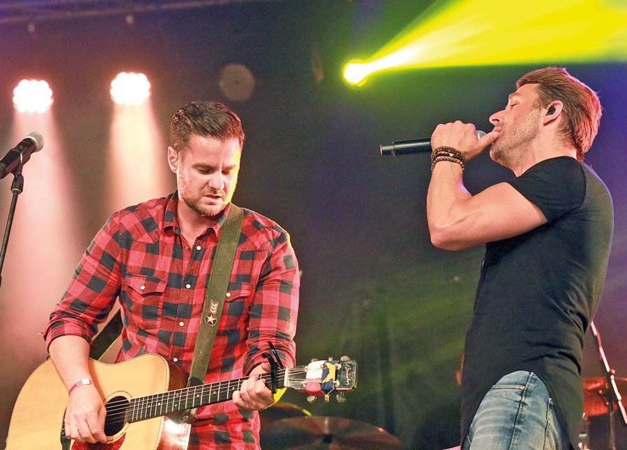 Robby Johnson s’est offert une grande fête country en compagnie de nombreux invités, dont Wilfred LeBouthillier. Photos Robert Gosselin | Le Courrier ©