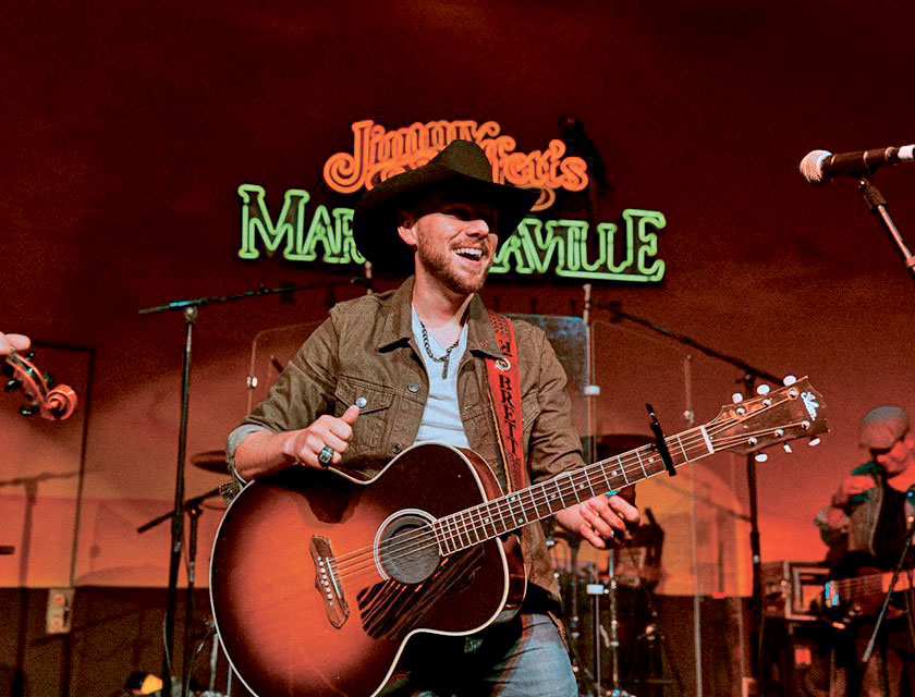 Au-delà de simplement chanter ses chansons, Brett Kissel apporte une attention particulière au côté divertissement de ses spectacles. Photo Facebook Brett Kissel