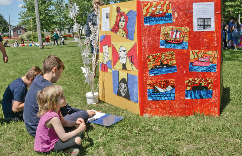 Les élèves de l’école Henri-Bachand, à Saint-Liboire, ont passé la journée du 12 juin à découvrir et à admirer les différentes œuvres qu’ils ont produites sur le thème « La culture mur à mur ». Photo François Larivière | Le Courrier ©