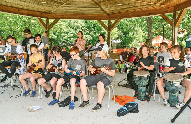 En plus d’œuvres artistiques, les élèves ont créé des œuvres littéraires et musicales. Photo François Larivière | Le Courrier ©