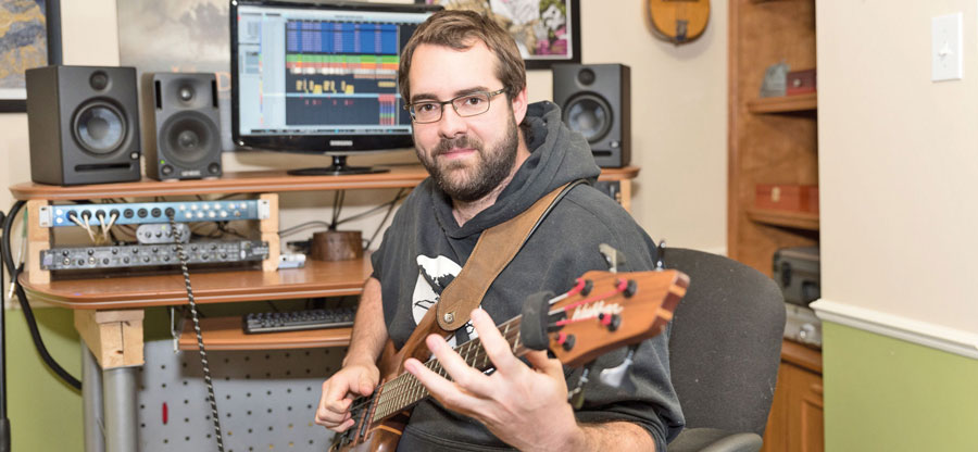 Jim Guilleminot, qui a passé son secondaire et son cégep à Saint-Hyacinthe, a installé son studio d’enregistrement dans son sous-sol à Saint-Jean-Baptiste. Il y a notamment enregistré les nouvelles chansons de son groupe Charley Déguédine, qui paraîtront sur un nouvel album cet automne. Photo Annie Beauregard | Le Courrier ©