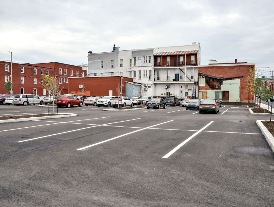 Le nouveau stationnement aménagé par la Ville de Saint-Hyacinthe sur le site des anciens immeubles du Groupe Léveillé, au centre-ville, compte près de 80 places. Photo François Larivière | Le Courrier ©