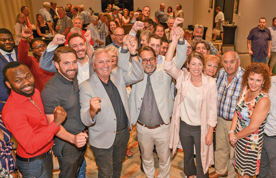 On reconnaît au centre, les bras bien hauts, le candidat libéral René Vincelette, entouré de Jean-Claude Poissant, député de La Prairie, Mélanie Joly, ministre et députée de Ahuntsic-Cartierville, et plusieurs sympathisants libéraux. Photo François Larivière | Le Courrier ©