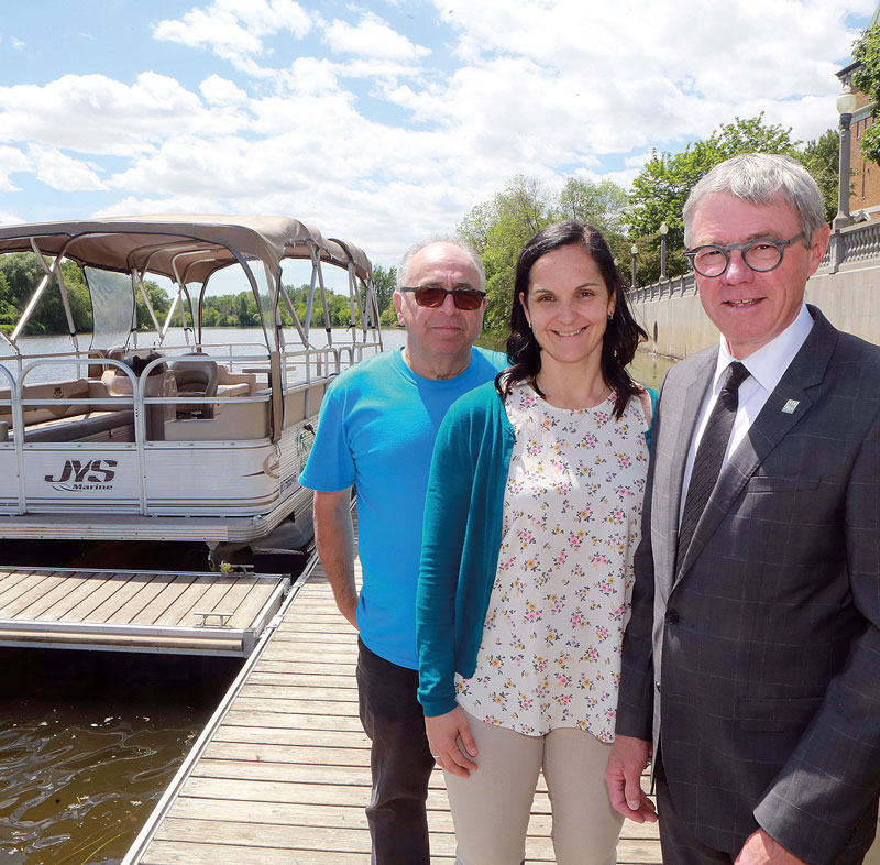 Le capitaine de ponton, Jacques Letendre, la régisseuse aux équipements à la Ville de Saint-Hyacinthe, Maude Lamoureux, et le maire Claude Corbeil. Photo Robert Gosselin | Le Courrier ©