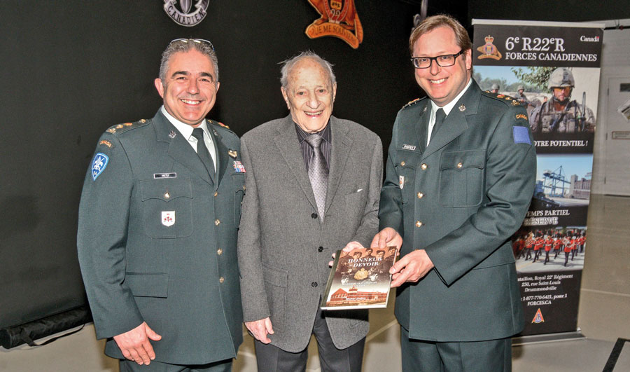 Le major à la retraite Jacques Nichols avait participé au lancement du livre retraçant l’histoire du Régiment de Saint-Hyacinthe en avril 2018. Il posait alors en compagnie du lieutenant-colonel Steve Hétu et de Benoit Chartier, lieutenant-colonel honoraire du 6e Bataillon Royal 22e Régiment. Photothèque | Le Courrier ©