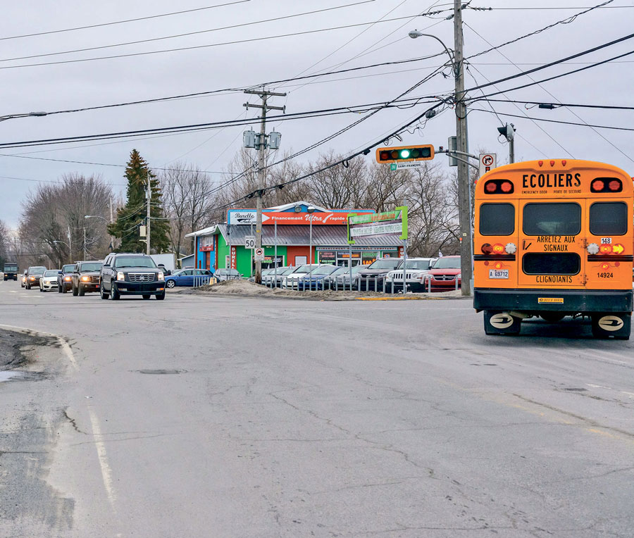 L’intersection de la rue Saint-Pierre Ouest et de la route 235, avant les travaux réalisés l’été dernier. Les feux de circulation à cet endroit ont été programmés de manière légèrement différente depuis. Photothèque | Le Courrier ©