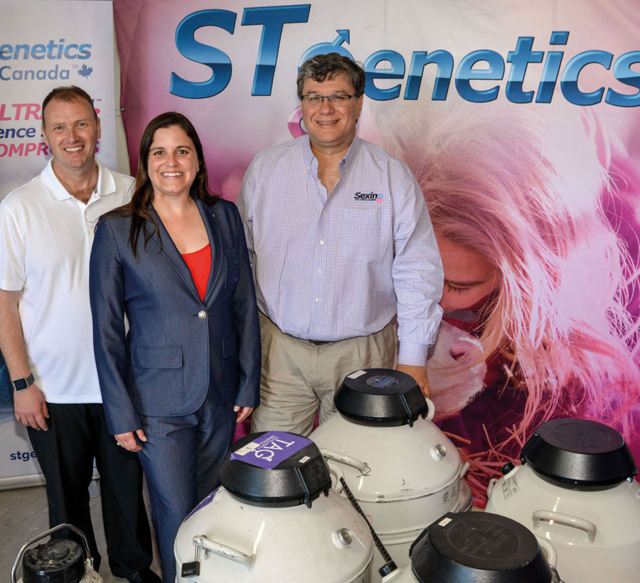 Sur la photo, de gauche à droite, Patrice Simard, directeur du marketing des produits laitiers pour STgenetics; Natalia Rodrigues, directrice de STgenetics Canada; et Juan Moreno, fondateur et président-directeur général de STgenetics. Photo François Larivière | Le Courrier ©