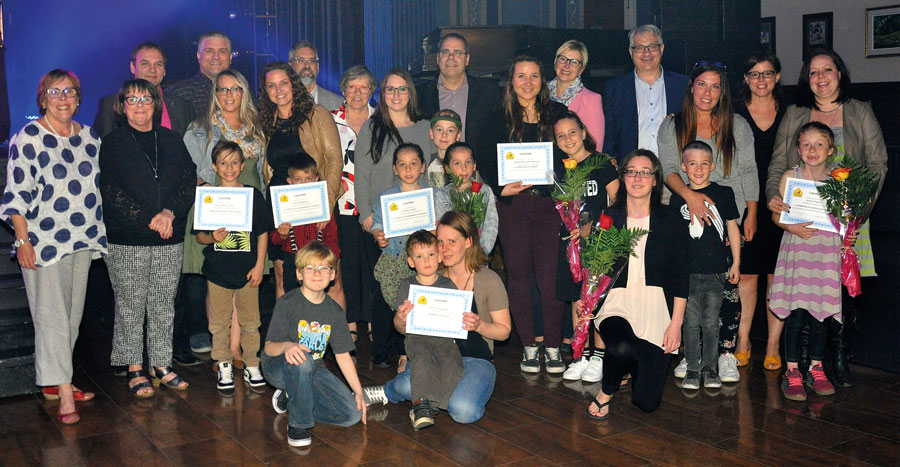 Ce sont neuf mamans très fières, étudiant au Centre de formation des Maskoutains, qui ont reçu une bourse de l’organisme Maman va à l’école afin de les soutenir dans l’obtention de leur premier diplôme. Photo gracieuseté