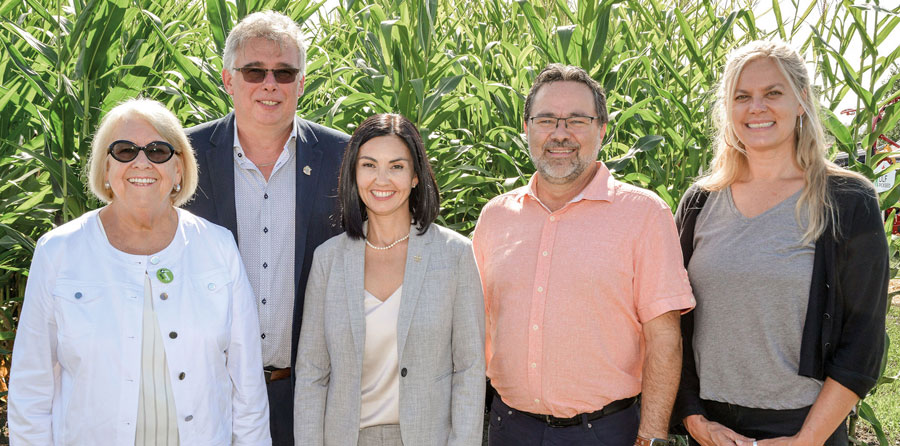Sur la photo, dans l’ordre habituel, Francine Morin, préfet de la MRC des Maskoutains; Patrick Bousez, président de la Table de concertation des préfets de la Montérégie; Chantal Soucy, députée de Saint-Hyacinthe; Christian St-Jacques, président de la Fédération de l’UPA de la Montérégie; et Lynn Bishop, vice-présidente Finances et opérations du programme ALUS Canada. Photo François Larivière | Le Courrier ©