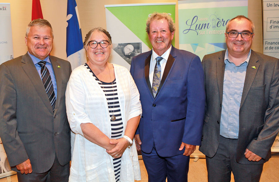Sur la photo, dans l’ordre habituel, Benoit Touchette, vice-président de la SADC d’Acton; Diane Lebouthillier, députée fédérale de Gaspésie-Les Îles-de-la-Madeleine et ministre du Revenu national, Luc Guérin, président du Centre d’aide aux entreprises (CAE) et représentant de la Montérégie au conseil d’administration du Réseau des SADC et CAE, et Éric Thibodeau, directeur général de la SADC de la région d’Acton. Photo Robert Gosselin | Le Courrier ©