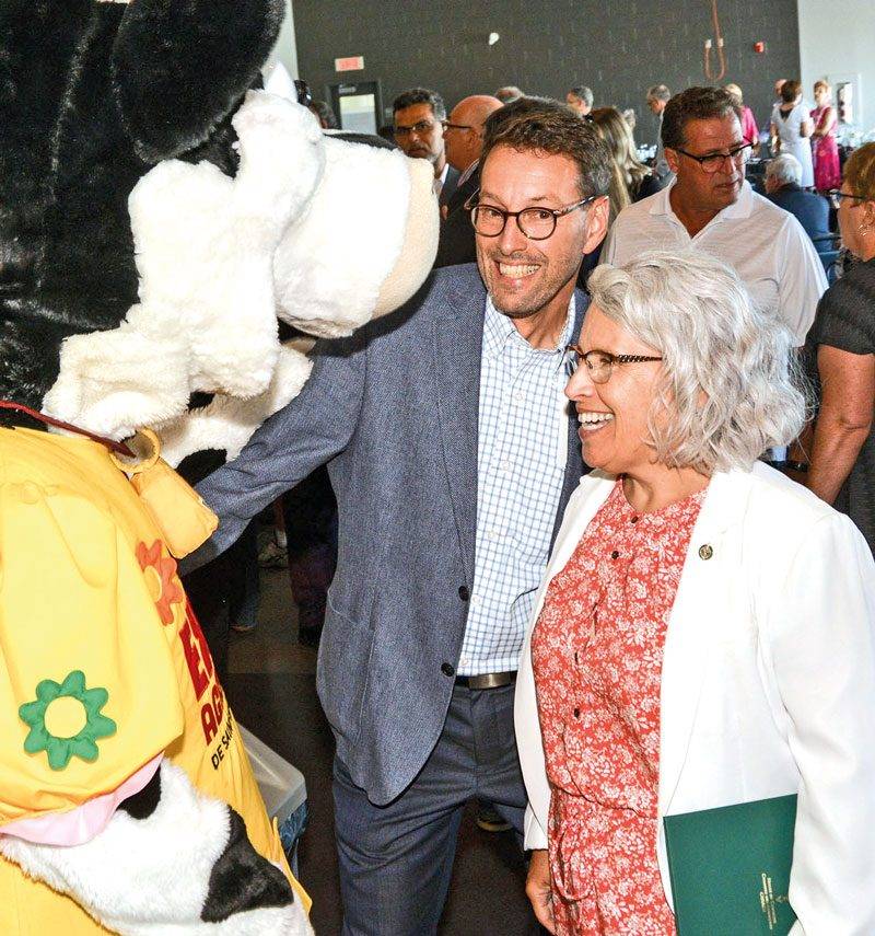 La mascotte Mollie rencontre François Brouillard, directeur général de l’Expo, et la députée de Saint-Hyacinthe-Bagot Brigitte Sansoucy. Photo François Larivière | Le Courrier ©