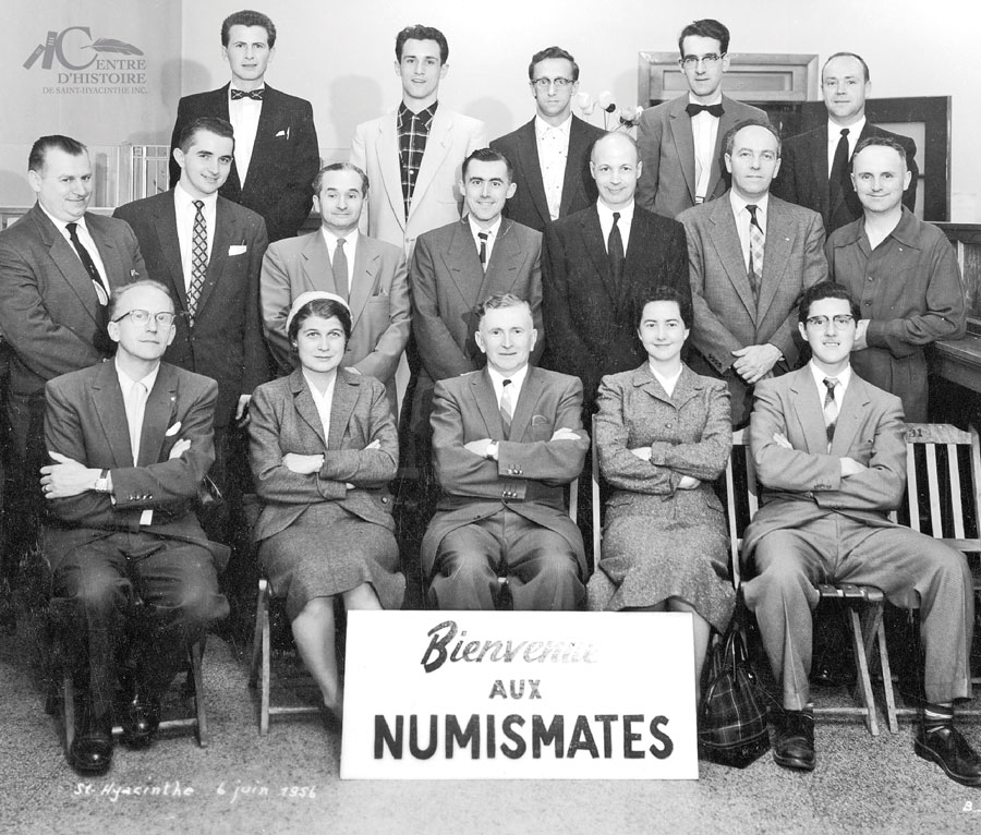 L’Association des numismates de Saint-Hyacinthe. Prosper-Émile Chagnon est à l’avant au centre. Photo Centre d’histoire de Saint-Hyacinthe, CH575, 6 juin 1956