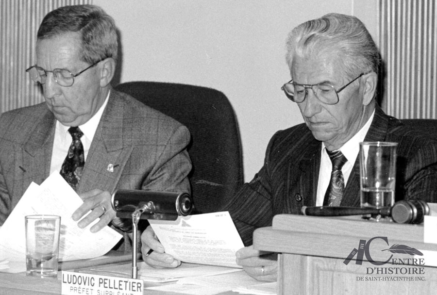 À gauche, le maire de la Ville de Saint-Hyacinthe, Clément Rhéaume, et le maire de la paroisse de Saint-Hyacinthe-le-Confesseur, Ludovic Pelletier, lors d’une session du conseil de la MRC en 1992. Collection Centre d’histoire de Saint-Hyacinthe, CH380, Fonds Le Courrier de Saint-Hyacinthe