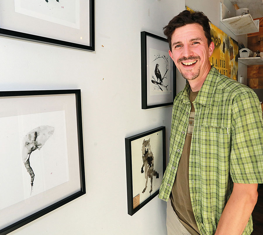 L’artiste Joffrey Rivard, qui réside à Saint-Denis-sur-Richelieu, s’inspire des animaux pour partager ses émotions à travers ses peintures. Photo Robert Gosselin | Le Courrier ©