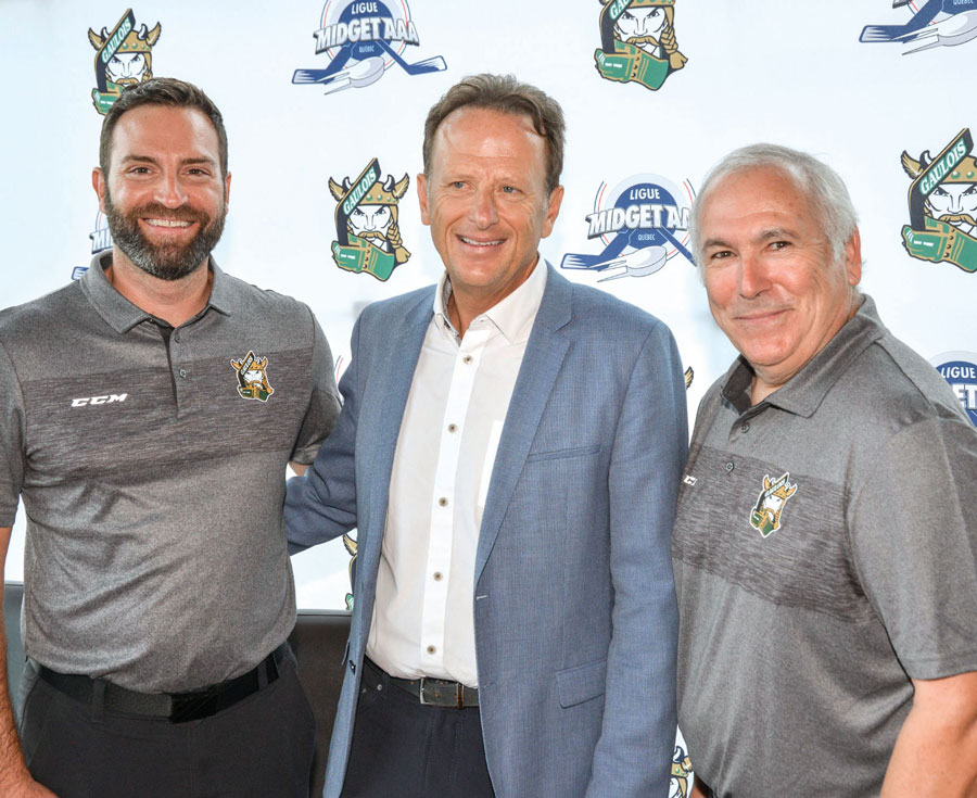 À l’aube d’une saison « extrêmement importante » pour les Gaulois avec la tenue de la Coupe Telus à Saint-Hyacinthe, le président du conseil d’administration de l’organisation maskoutaine, Jean Bédard (au centre), a annoncé l’arrivée de Benoit Rajotte à titre de directeur général de la structure intégrée, puis de Jean-François Mouton comme directeur technique. Photo François Larivière | Le Courrier ©