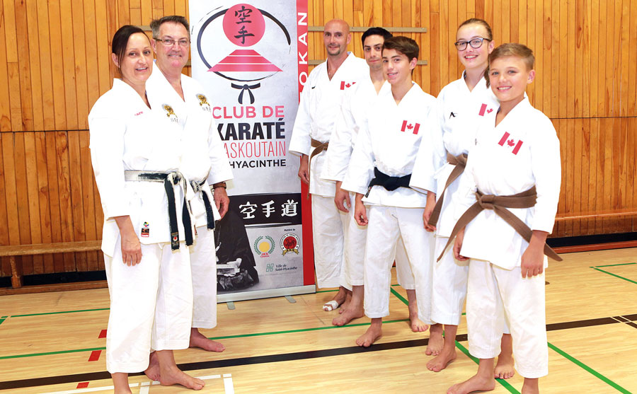 Les entraîneurs Lucie Hébert et Ricardo Ferro (à gauche) accompagneront les cinq membres du Club de karaté maskoutain (à droite) qui participeront au Championnat international JKS à Dublin, soit Simon Roy, Steven Rousseau, Ulysse Desmarais, Laurimai Lafond et Alexis Dionne. Photo Robert Gosselin | Le Courrier ©