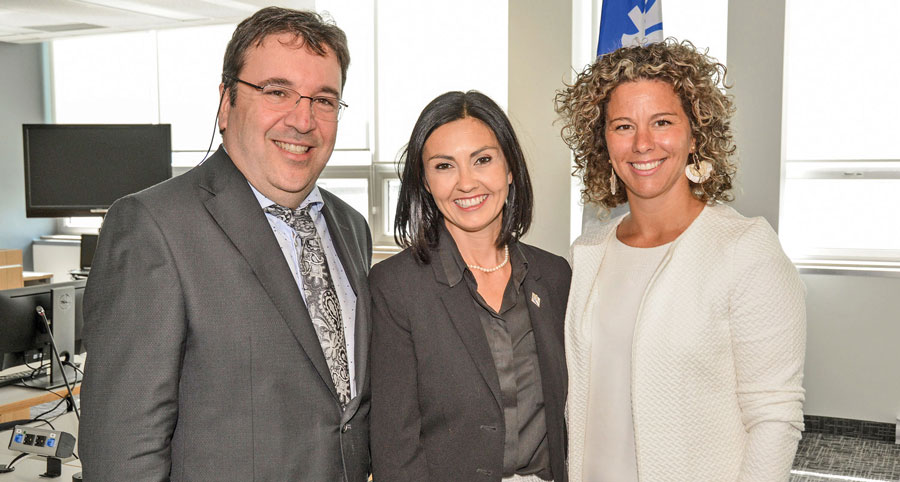 Sur la photo, Me Claude Germain, président de l’Association des avocats du district de Saint-Hyacinthe; Chantal Soucy, députée de Saint-Hyacinthe; et Nellie Robin, présidente du Groupe Robin. Photo François Larivière | Le Courrier ©
