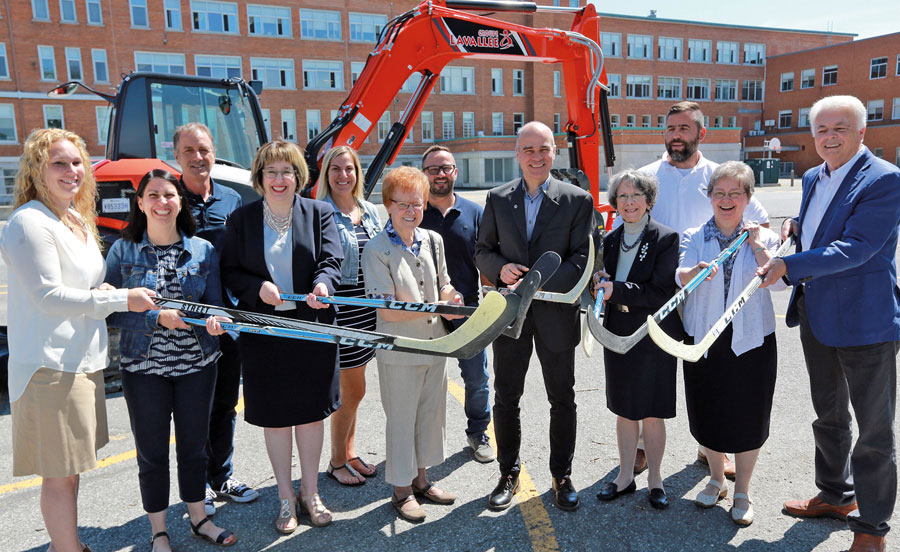 De nombreuses personnes étaient présentes pour marquer le début des travaux, dont Karine Malo et Karyne Boucher, responsables de la vie scolaire, Donald Audet, responsable des activités sportives, Anne-Marie Rajotte, directrice des services pédagogiques, Valérie Desmarais et Ghislain Lavallée, de Construction Lavallée, Sœur Monique Fontaine, membre du conseil d’administration, Jean-François Racine, directeur général, Simone Leblanc, présidente du conseil d’administration, Sœur Jocelyne Allard, membre du conseil d’administration, et Pierre Lussier, secrétaire du conseil d’administration. Photo Robert Gosselin | Le Courrier ©