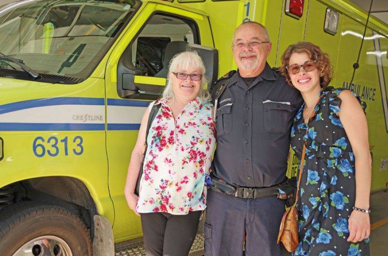 Mario Jodoin prend sa retraite comme ambulancier à quelques semaines de la soixantaine. On le voit ici entouré de sa femme, Johanne Perreault, et de sa fille Marie-Eve Jodoin. Photo Dominique St-Pierre