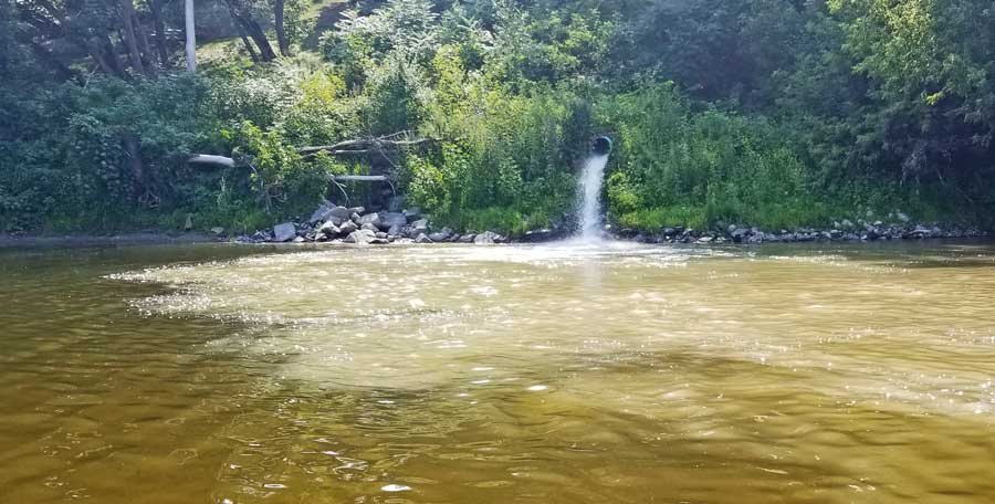 Un autre citoyen a été témoin du déversement directement à la source, vendredi, près de la station Girouard. Photo gracieuseté
