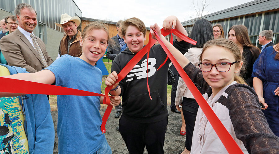 Les élèves étaient tout heureux de participer à l’inauguration de l’immeuble Saint-Barnabé-Sud de l’école aux Quatre-Vents. Photo Robert Gosselin | Le Courrier ©