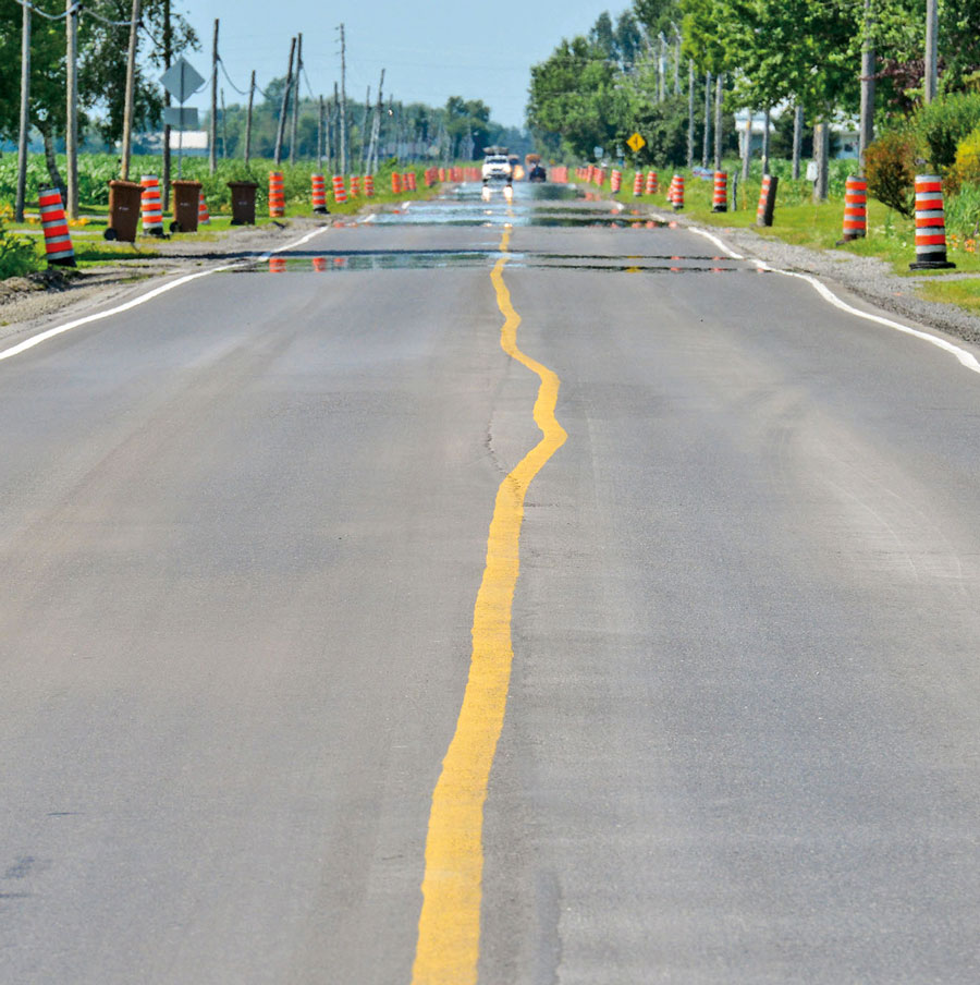 Est-ce un mirage causé par la canicule? Non, il semble que le traçage des lignes ait simplement été mal exécuté sur ce tronçon de la route 235 à Saint-Barnabé, nous a rapporté une lectrice. La photo lui donne certainement raison, mais on ignore si la situation a été corrigée depuis. Photo François Larivière | Le Courrier ©