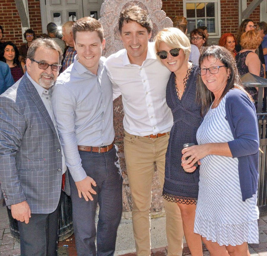 Le premier ministre du Canada, Justin Trudeau, était de passage à Saint-Hyacinthe pour soutenir le candidat libéral René Vincelette (à gauche) aux prochaines élections. M. Trudeau a profité de sa visite surprise pour saluer des citoyens au Marché public. Photo François Larivière | Le Courrier ©