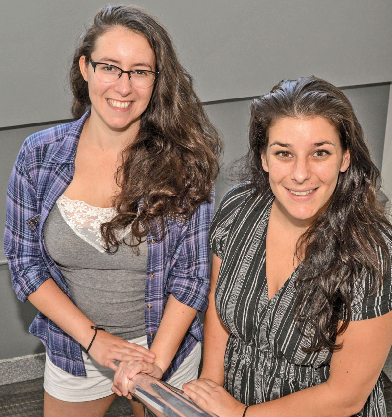 Sur la photo de gauche à droite, Ariane Gagnon-Francoeur et May-Anne Gosselin, la première vient d’obtenir son diplôme de la Faculté de médecine vétérinaire et la seconde est à sa 4e année d’études. Photo François Larivière | Le Courrier ©