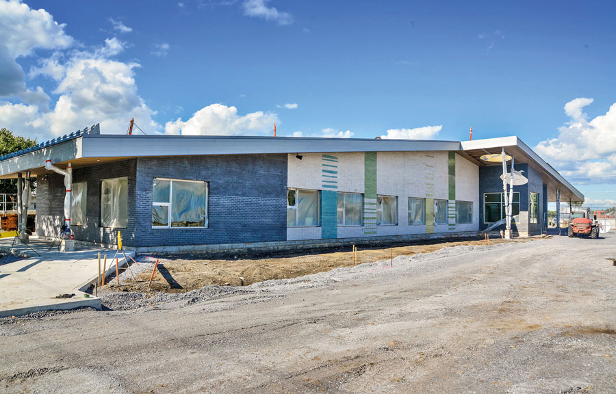 On aperçoit de mieux en mieux à quoi ressemblera la nouvelle école de Saint-Marcel, même si les travaux sont toujours en cours en ce mois de septembre. Photo François Larivière | Le Courrier ©
