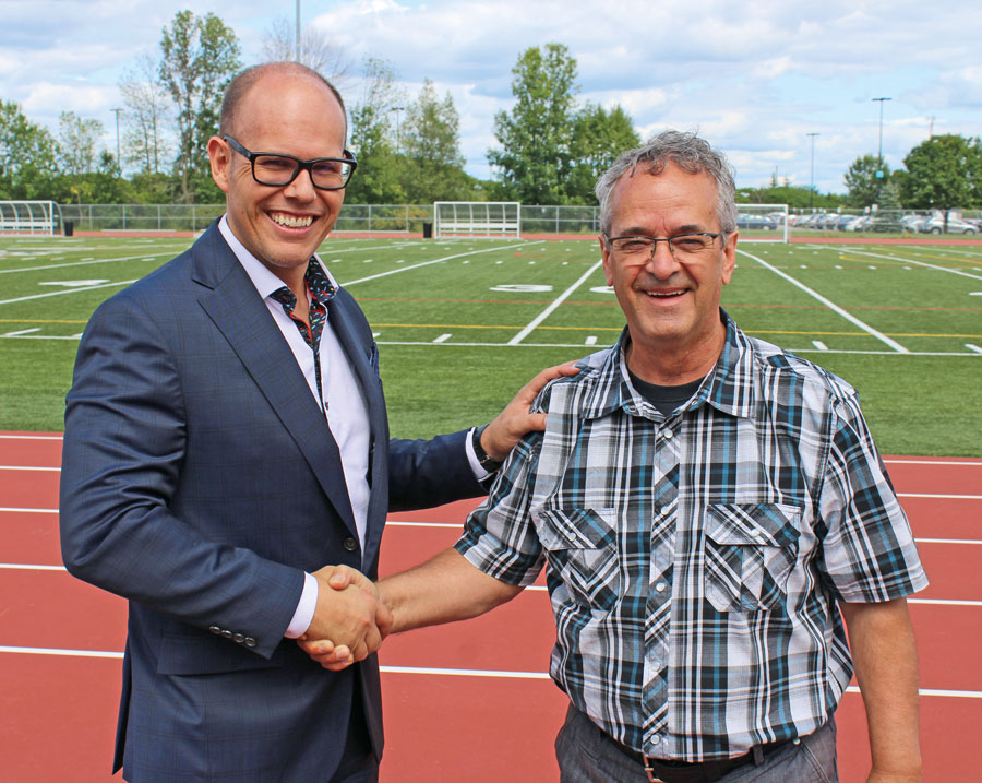 Michäel Roy en compagnie de Jacques Beaudreault sur la piste d’athlétisme où se tiendra la prochaine marche pour vaincre les maladies inflammatoires, le 6 octobre. Photo gracieuseté