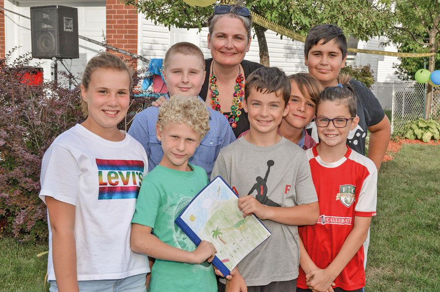 Des jeunes du quartier Sacré-Cœur ont pris goût à l’écriture cet été en compagnie de l’auteure Julie Royer, avec qui ils ont rédigé le livre Les aventures de l’Équipage Po. Photo François Larivière | Le Courrier ©