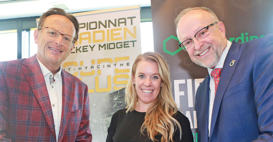 Sur la photo, le président du comité organisateur de la Coupe Telus 2020, Jean Bédard, pose en compagnie de D’Arcy Hutcheson, représentante de Hockey Canada, et de Serge Bossé, directeur général de la Caisse Desjardins de la Région Saint-Hyacinthe. Photo Robert Gosselin | Le Courrier ©