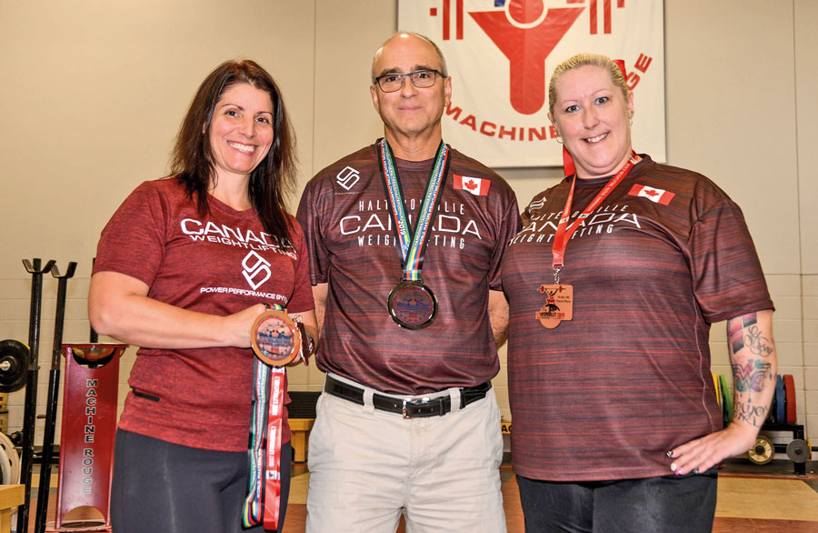 Les haltérophiles France Brouillard, Michel Piétracupa, Karine Brouillard et Claude Caouette (en mortaise), du club La Machine Rouge, ont participé au plus récent Championnat du monde maîtres disputé à Montréal. Photo François Larivière | Le Courrier © et Photo gracieuseté