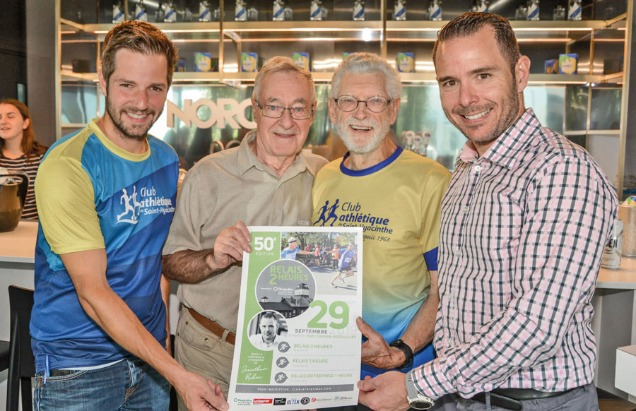 Sur la photo, on retrouve le président du Club athlétique de Saint-Hyacinthe, David-Olivier Huard, en compagnie des cofondateurs du Relais 2 h, René St-Germain et Normand Ménard, et du président d’honneur de la 50e édition, l’homme d’affaires maskoutain Jonathan Robin. Photo François Larivière | Le Courrier ©