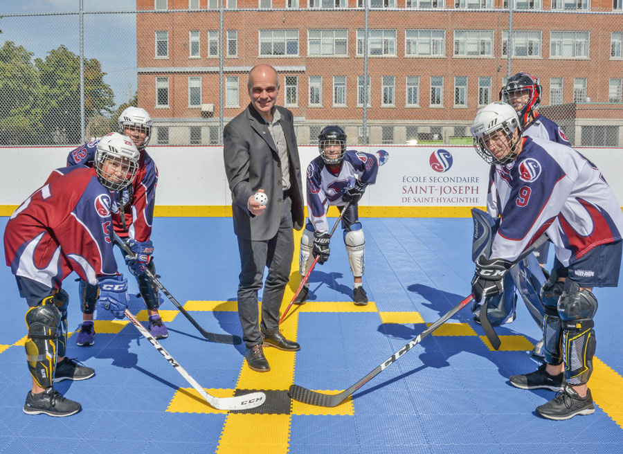 Comme promis, l’ÉSSJ a dévoilé sa surface de dek hockey à temps pour la rentrée scolaire. On aperçoit sur la photo le directeur de l’école, Jean-François Racine, en compagnie de quelques élèves qui sont déjà des adeptes du sport. Photo François Larivière | Le Courrier ©