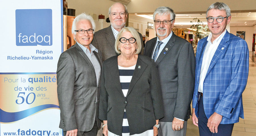 André Brochu, directeur général des Galeries St-Hyacinthe, Claude Leblanc, directeur général de la FADOQ - Région Richelieu-Yamaska, Francine Morin, préfet de la MRC des Maskoutains, Denis Hébert, président de la FADOQ-RY, et Claude Corbeil, maire de Saint-Hyacinthe, invitent la population à la 12e édition du Salon FADOQ-RY le 2 octobre aux Galeries St-Hyacinthe. Photo François Larivière | Le Courrier ©