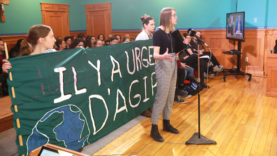 « Il y a urgence d’agir », lançaient en avril des citoyens, dont plusieurs jeunes, venus devant leurs élus pour dénoncer leur refus de signer la déclaration d’urgence climatique. Photo Robert Gosselin | Le Courrier ©