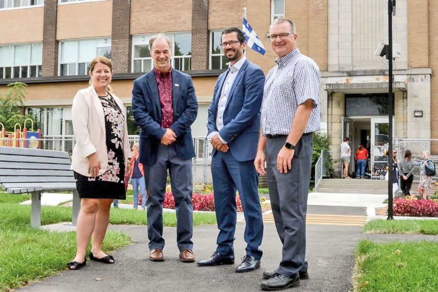Caroline Dupré et Richard Flibotte, coprésidents d’honneur du Défi Rotary, Pierre Dumaine, président du Club Rotary de Saint-Hyacinthe, et Éric Ouellet, directeur de l’école René-Saint-Pierre. On remarque à leurs pieds la nouvelle traverse piétonnière. Photo François Larivière | Le Courrier ©