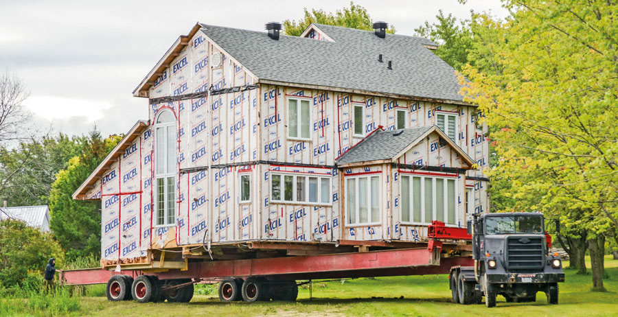 Un aperçu du déplacement qui s’est déroulé lundi au Domaine sur le Vert. L’opération s’est finalement bien terminée, selon l’entrepreneur. Photo François Larivière | Le Courrier ©