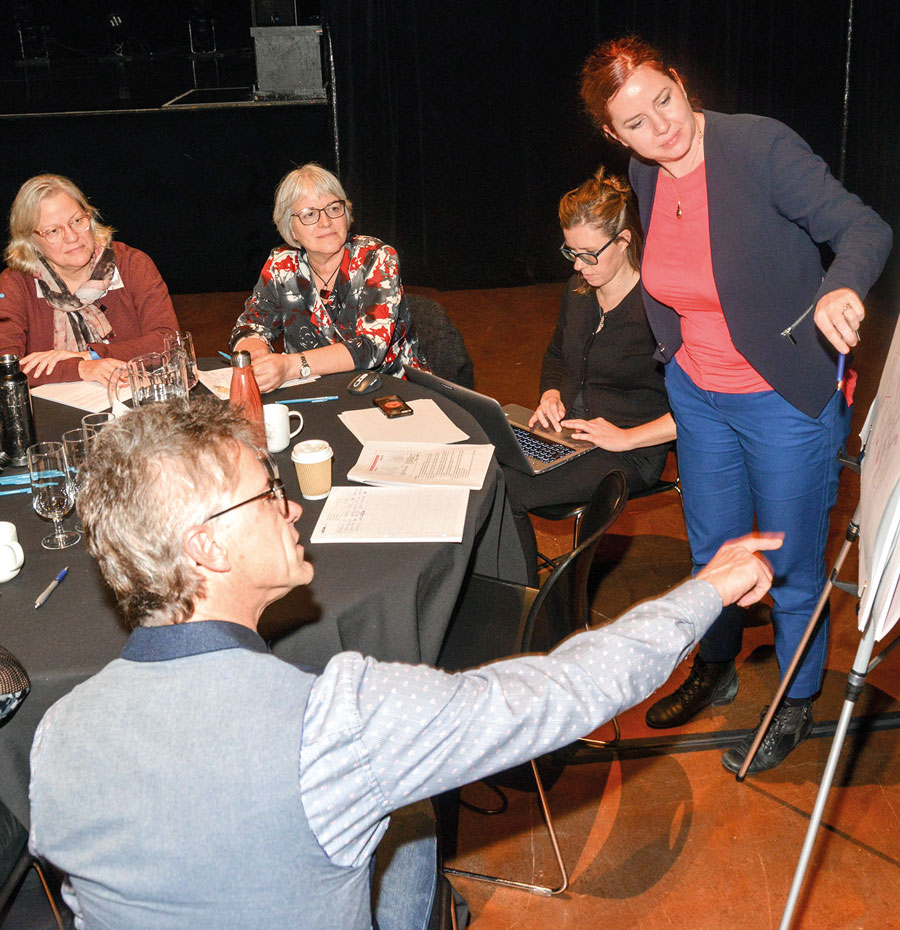 En petits groupes, les citoyens ont pu partager leur vision d’avenir pour le centre-ville de Saint-Hyacinthe. Cet apport devra éventuellement se retrouver dans le futur PPU du secteur.  Photo François Larivière | Le Courrier ©