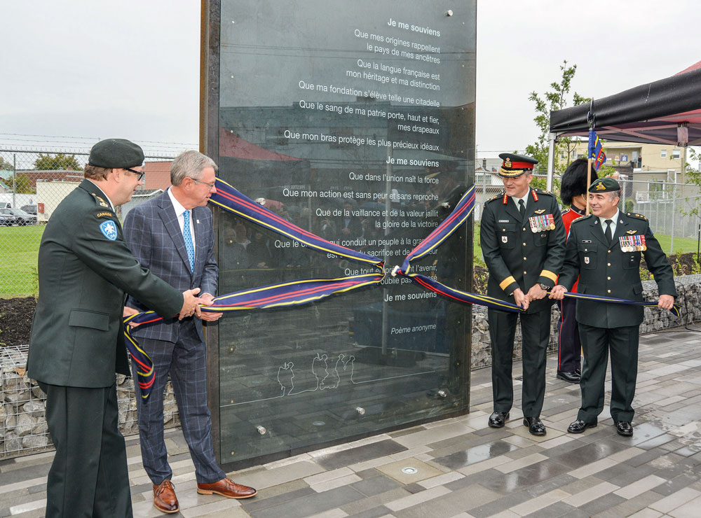 Sur la photo, de gauche à droite, Benoit Chartier, lieutenant-colonel honoraire du 6e Bataillon Royal 22e Régiment; Claude Corbeil, maire de Saint-Hyacinthe; Gervais Carpentier, brigadier-général (commandant de la 2e Division du Canada); et Steve Hétu, lieutenant-colonel (commandant du 6e Bataillon Royal 22e Régiment). Photos François Larivière | Le Courrier ©