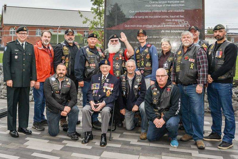 De nombreux vétérans des Forces armées canadiennes ont tenu à participer à l’inauguration du parc commémoratif, dont Gilles Lussier assis au centre.
