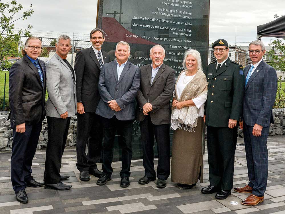 Plusieurs élus municipaux de la Ville de Saint-Hyacinthe étaient sur place pour admirer l’aboutissement de ce projet grandiose en l’honneur du Royal 22e Régiment.
