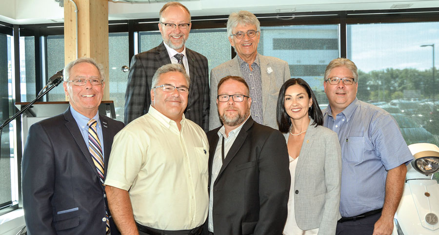 Sur la photo, rangée du haut, Serge Bossé, directeur général de la Caisse Desjardins de la région de Saint-Hyacinthe; et Guy Lussier, président de l’Association des concessionnaires automobiles de Saint-Hyacinthe. Rangée du bas, le Dr Gilles Brien, président de la Fondation Honoré-Mercier; Daniel Breton, consultant en électrification des transports; Martin Archambault, porte-parole de l’Association des véhicules électriques du Québec; Chantal Soucy, députée de Saint-Hyacinthe; et Jean Gariépy, directeur du développement en électrification des transports chez Bectrol. Photo François Larivière | Le Courrier ©