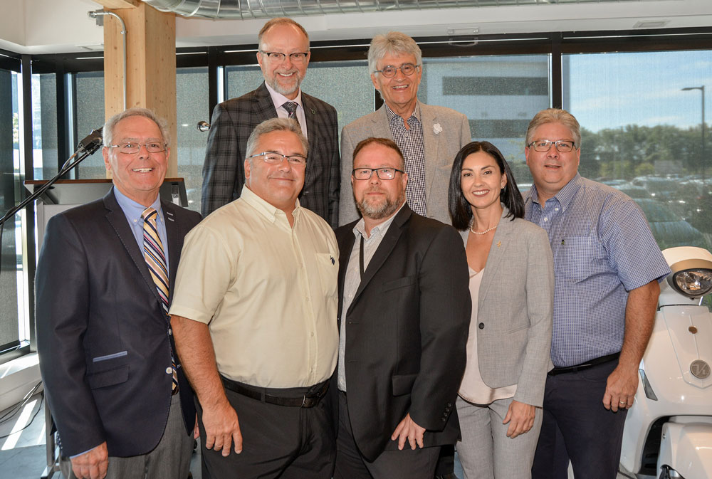 Sur la photo, rangée du haut, Serge Bossé, directeur général de la Caisse Desjardins de la région de Saint-Hyacinthe; et Guy Lussier, président de l’Association des concessionnaires automobiles de Saint-Hyacinthe. Rangée du bas, le Dr Gilles Brien, président de la Fondation Honoré-Mercier; Daniel Breton, consultant en électrification des transports; Martin Archambault, porte-parole de l’Association des véhicules électriques du Québec; Chantal Soucy, députée de Saint-Hyacinthe; et Jean Gariépy, directeur du développement en électrification des transports chez Bectrol. 
Photo François Larivière | Le Courrier ©