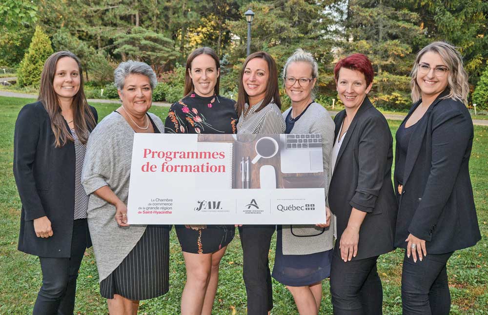 La Chambre de commerce de la grande région de Saint-Hyacinthe proposera des programmes de formations destinés aux femmes entrepreneures. Sur la photo, de gauche à droite, Audrey Blouin, Jacqueline Rainville (présidente de la Chambre de commerce de la grande région de Saint-Hyacinthe), Marie-Pier Laliberté, Sophie Tellier, Laurie Breault, Chantal Harnois et Maude Sylvestre.
Photo François Larivière | Le Courrier ©