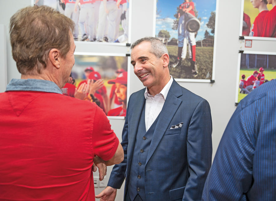 Bertrand Godin lors du vernissage de sa toute première exposition de photos, présentée au Musée national de la photographie de Drummondville. Photo Tzara Maud